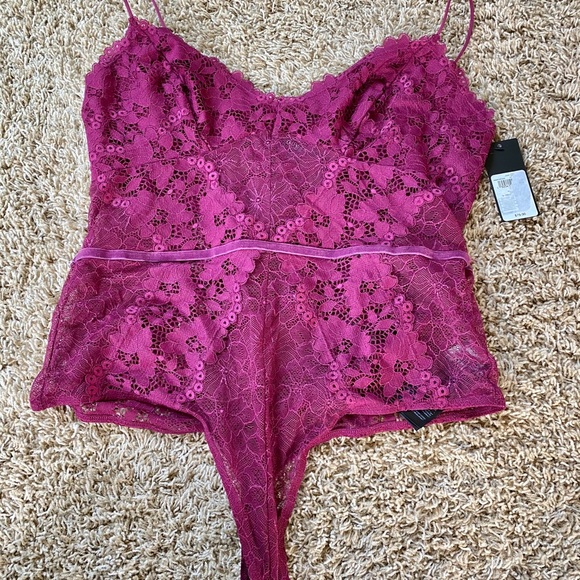 New! Guess lace v neck bodysuit plum - Picture 2 of 6